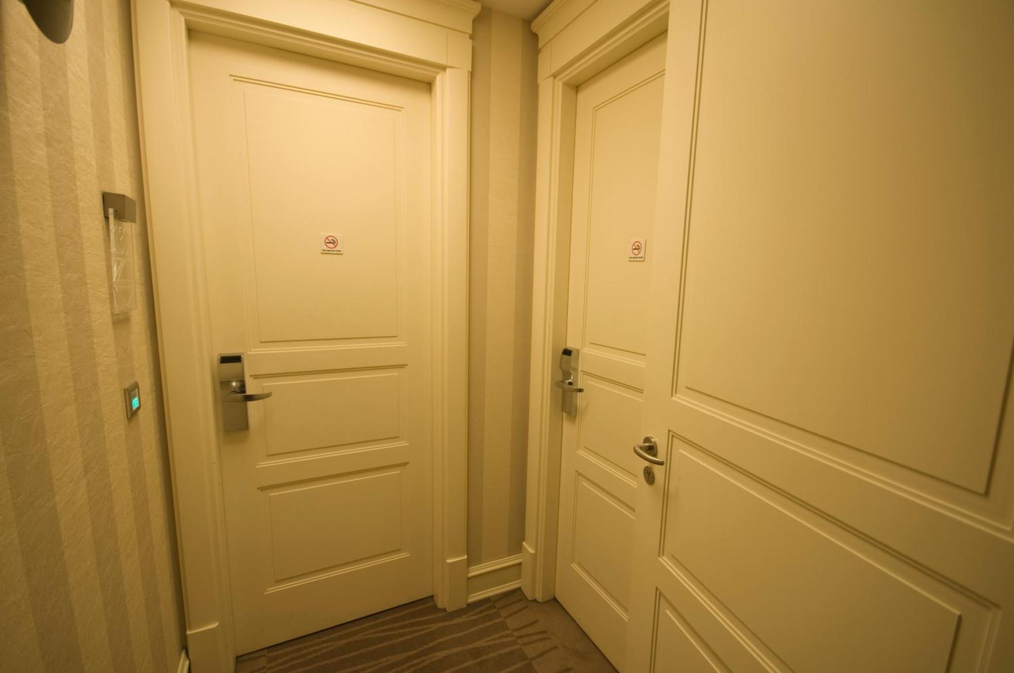 勒弗尼酒店及spa - 特殊类别 伊斯坦布尔 外观 照片 Doors to the rooms of the hotel
